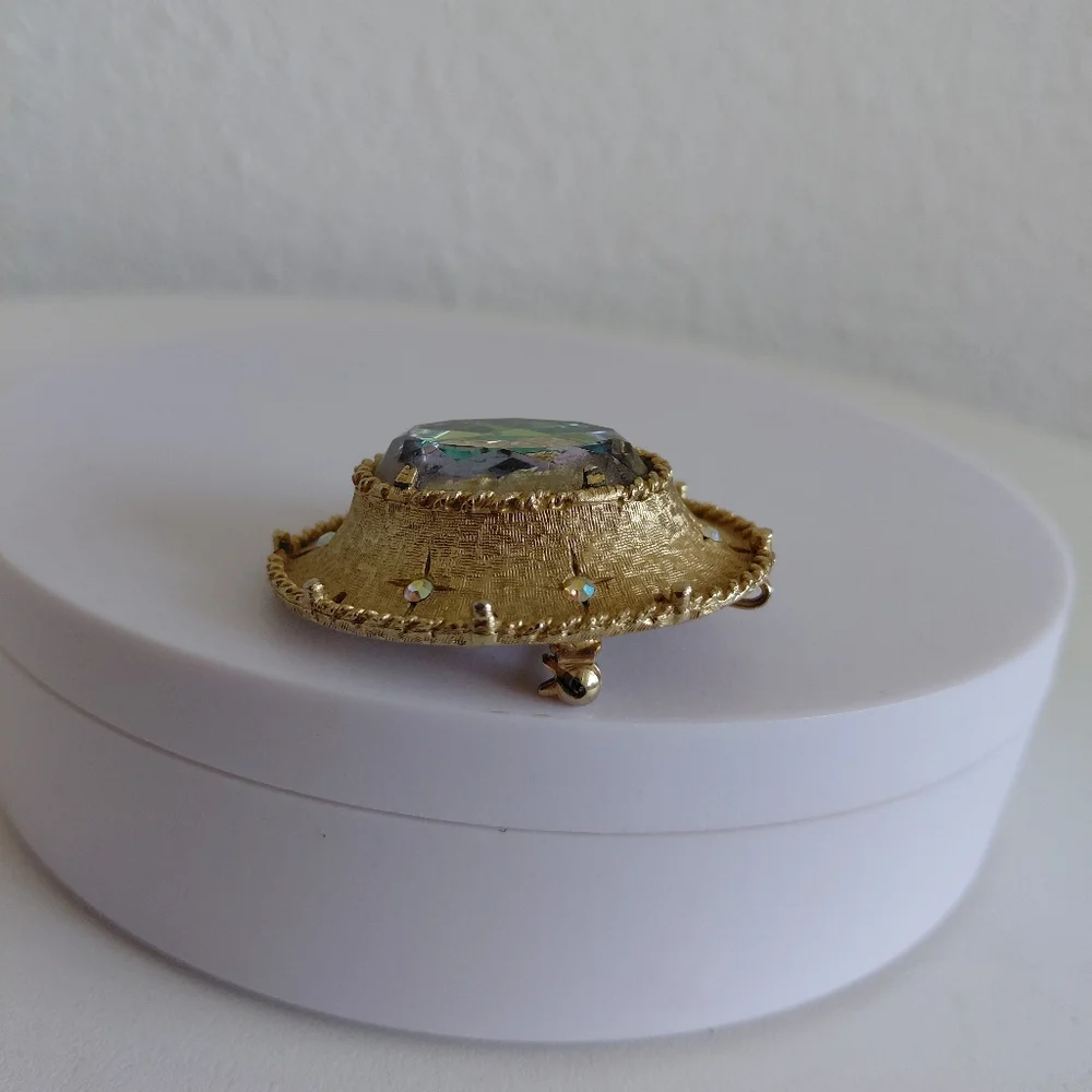 1968 Judy Lee Faceted Heliotrope Glass Reverse Cameo Broch  Enhancer Aurora Bor